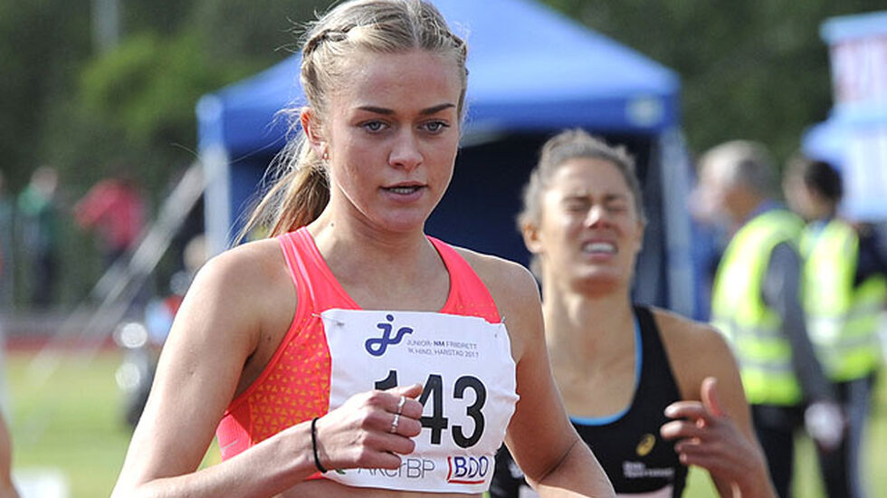 Amalie Sæten spurtbeseirer Mina Marie Anglero på 800 meter i junior-NM.