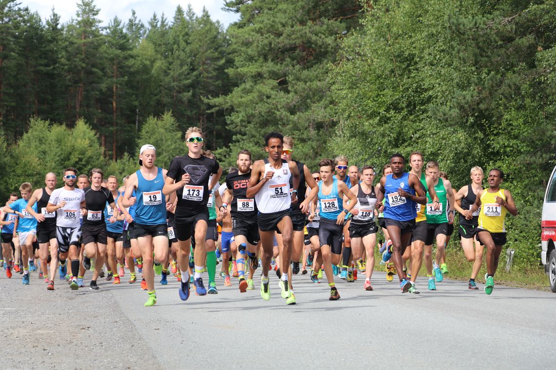 Starten med over 200 løpere på Eggemoen. (Foto: Hans Edgard Rakeie)