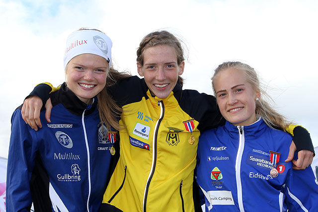 Premiepallen for 3000 meter klasse U22: Mariann Roe, Tessa Frenay, Emilie Fossumstuen Grøterud