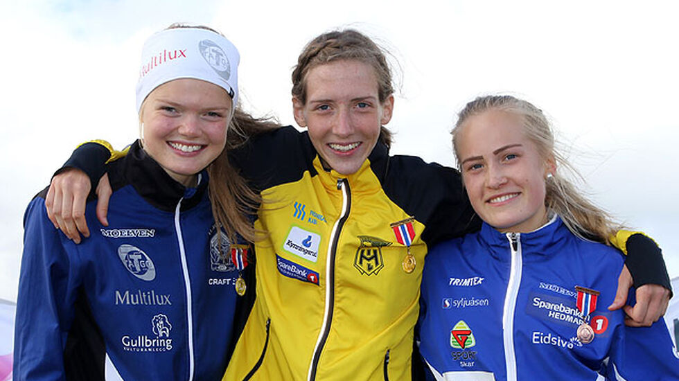 Premiepallen for 3000 meter klasse U22: Mariann Roe, Tessa Frenay, Emilie Fossumstuen Grøterud 