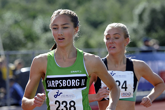 Karoline Skauen i tet på 3000 meter. Her er Camilla Ziesler fremdeles med, men hun brøt etter hvert.