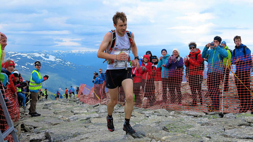 I  2015 sprang Stian Angermund-Vik, Varegg IL, i mål i La Sportiva Skåla Opp som nr. 2, kun 13 sekund bak den amerikanske verdsmeistaren i motbakkeløp Joseph Gray. Tida til Angermund-Vik var 1:09:14. Det er den nest beste tida oppnådd av nokon nordmann. Kun Jon Tvedts tid på 1:08:39 frå 2007 er betre. Den tida er verna som løyperekord for all tid i den gamle stien (Foto: Christian Prestegård og alle foto som ikkje er påført fotograf).