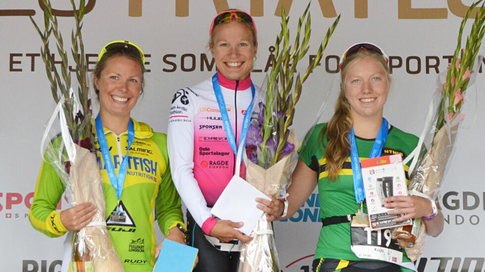 Heini Hartikainen (midten) vant den olympiske distansen foran Julie Flakne Andresen (til venstre) og Kaja Bergwitz-Larsen. (Foto: Inger Heiberg Woxholtt)