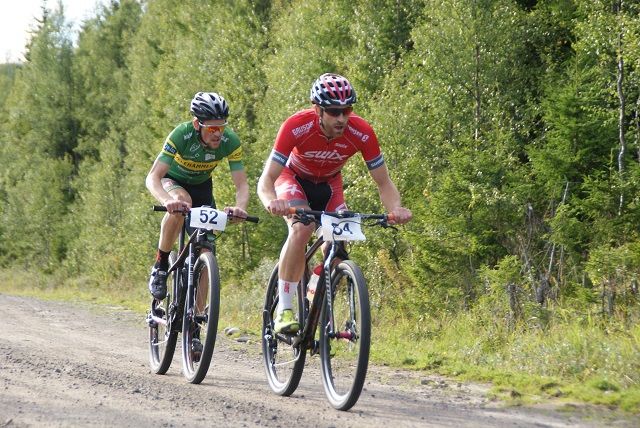 Vidar Mehl (54) og Oddvin Offigstad i tet 6 km før mål. (Foto: Stein Arne Negård)
