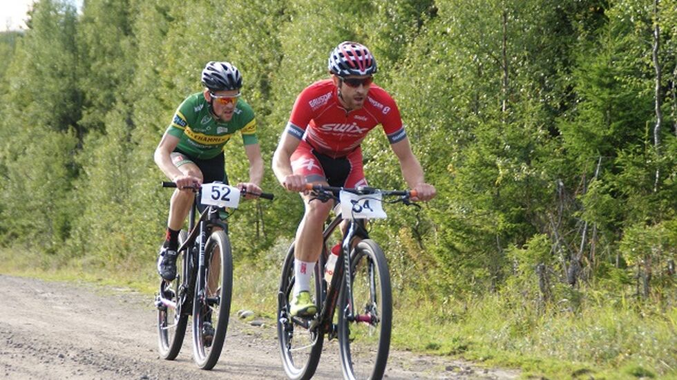 Vidar Mehl (54) og Oddvin Offigstad i tet 6 km før mål. (Foto: Stein Arne Negård)