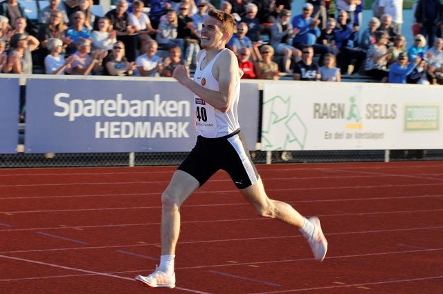 Marius Vedvik spurter inn til seier på Hamar på 8.01.81, hans 3. beste resultat på distansen. (Foto: Rolf Bakken)