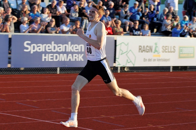 Marius Vedvik spurter inn til seier på Hamar på 8.01.81, hans 3. beste resultat på distansen. (Foto: Rolf Bakken)