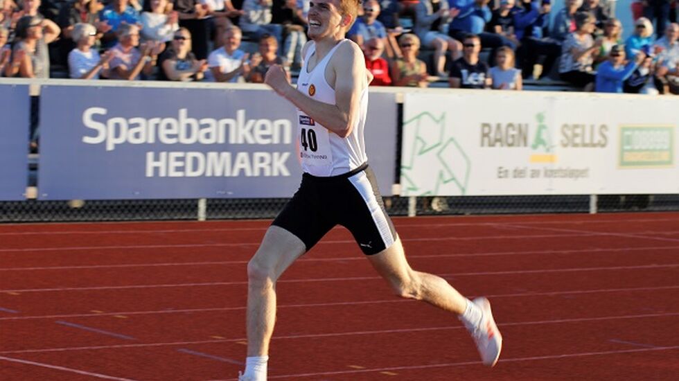 Marius Vedvik spurter inn til seier på Hamar på 8.01.81, hans 3. beste resultat på distansen. (Foto: Rolf Bakken)
