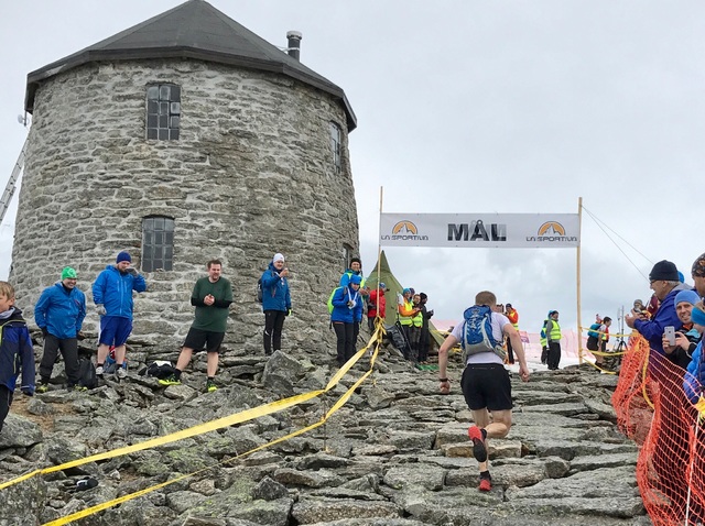 Fra målgangen ved Skålatårnet 2017. (Foto: Christian Prestegård)