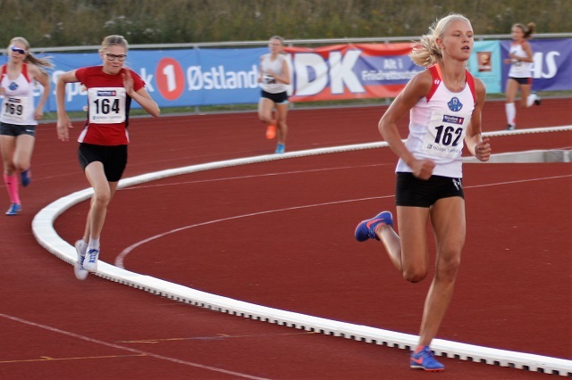 Rekkefølgen på 800 m i KM var akkurat den samme som på 600 m på sammen bane fire dager før der dette bildet ble tatt med Mille Eide Nyhus foran Hanna Hagevik Bakke og Dina Lidahl Lillejordet.