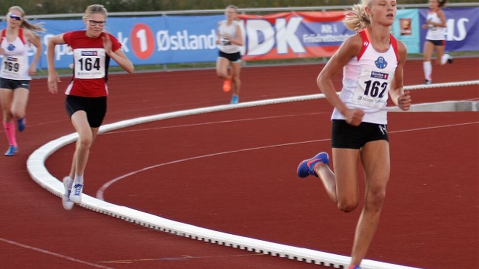 Rekkefølgen på 800 m i KM var akkurat den samme som på 600 m på sammen bane fire dager før der dette bildet ble tatt med Mille Eide Nyhus foran Hanna Hagevik Bakke og Dina Lidahl Lillejordet. 