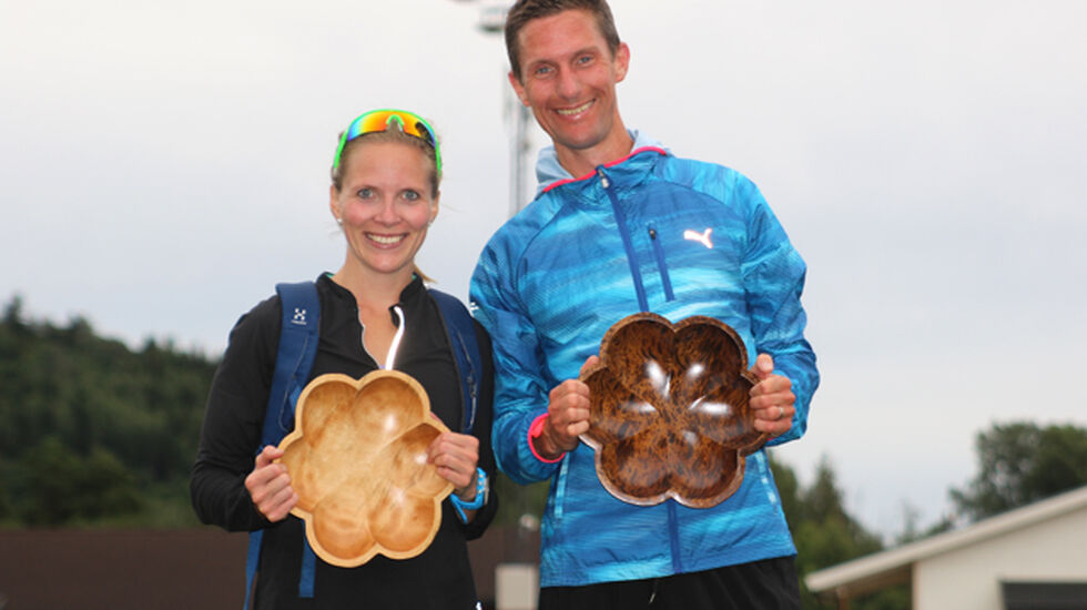 Totalvinnerne Ida Gjermundshaug Pedersen og Martin Kjäll-Ohlsson med vinnerfat etter Veldremila.