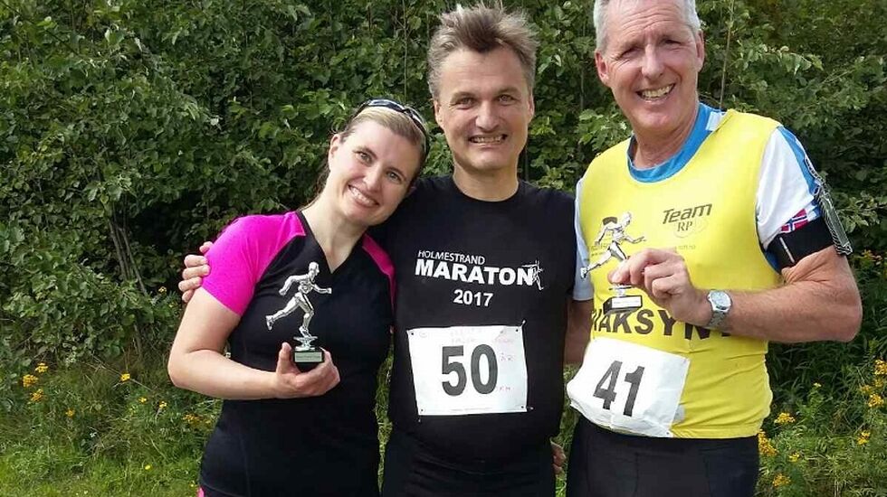 Jubilanten Ragnar Nygård omkranset av Isabel Aarnes og Kei Glenn Borgersen. (Bildet er tilsendt av Isabel Aarnes)