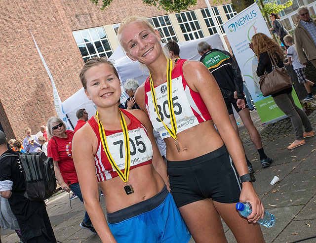 Tonje Gresslien (til venstre) gikk til topps på 10km med Sigrun Gjølberg på andreplass. Foto: Thomas Solberg, arrangøren