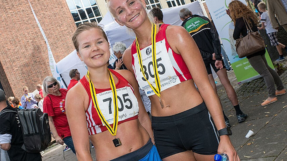 Tonje Gresslien (til venstre) gikk til topps på 10km med Sigrun Gjølberg på andreplass. Foto: Thomas Solberg, arrangøren