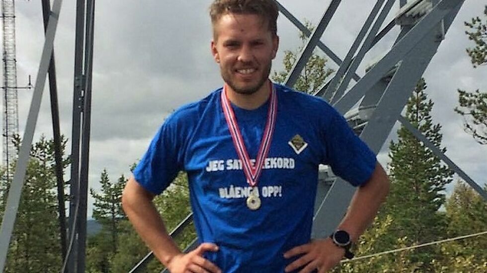 Ola Korbøl med dagsaktuell trøye på toppen av Blåenga. (Foto: Rune Gilde)