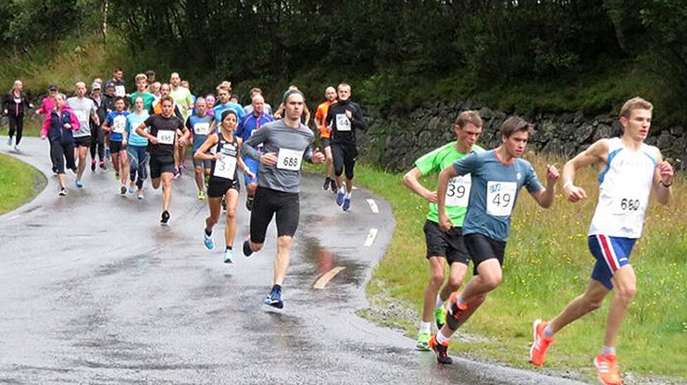 Rett etter starten for 11 km. Lars Lunde er i tet, og vi ser også Susanne Wigene i Haugesund ILs svarte drakt på femteplass.