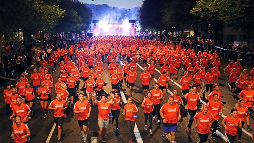 Midnattsloppet starter om kvelden, og stemningen er upåklagelig. (Foto: Midnattsloppet)