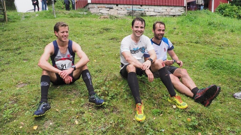 De tre beste herrene slapper av ved Sagstua etter målgang, fra venste Frode Stenberg, David Gottfridsson og Jan Andreas Edstrøm. (Foto: Miljøprosjekt Ljanselva)