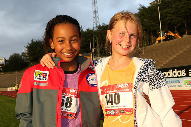 Isabel Hannisdal og Emma Sofie Christophersen er godt fornøyde etter å ha løpt 5 km i Sommerkarusellen.