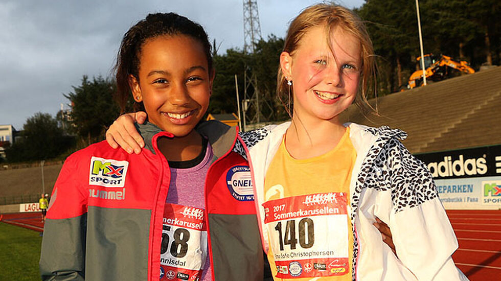 Isabel Hannisdal og Emma Sofie Christophersen er godt fornøyde etter å ha løpt 5 km i Sommerkarusellen.