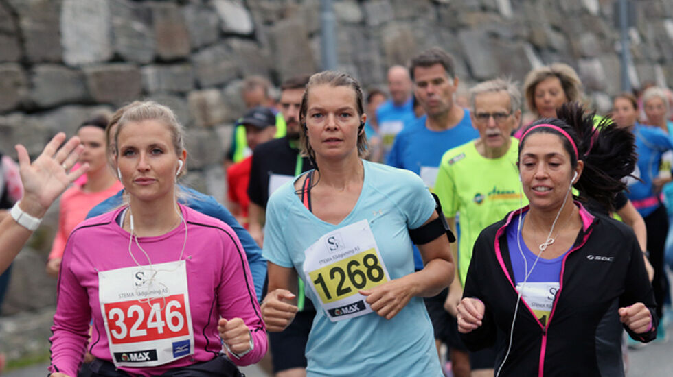 Høstsesongen er i gang, Camilla Sørensen og Astrid Hystad side om side ut fra start  