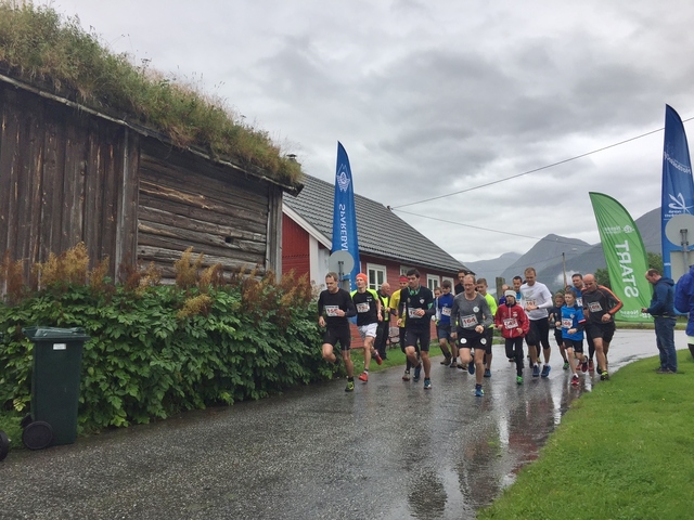 Starten har gått i vått vær. (Foto: Arrangøren)