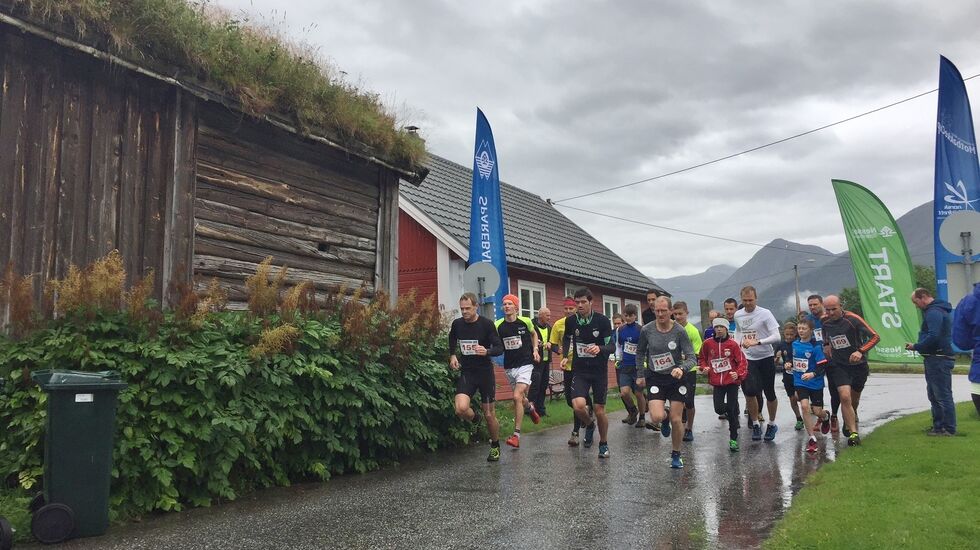 Starten har gått i vått vær. (Foto: Arrangøren)