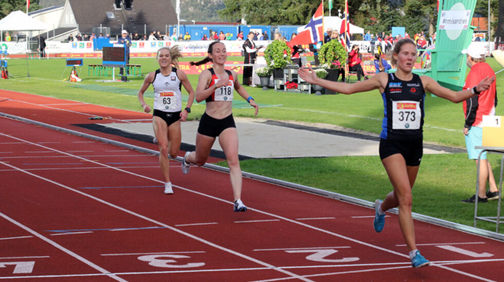 Maria Sagnes Wågan løper inn til NM-gull på 5000 m på bane i Sandnes med 16.21.