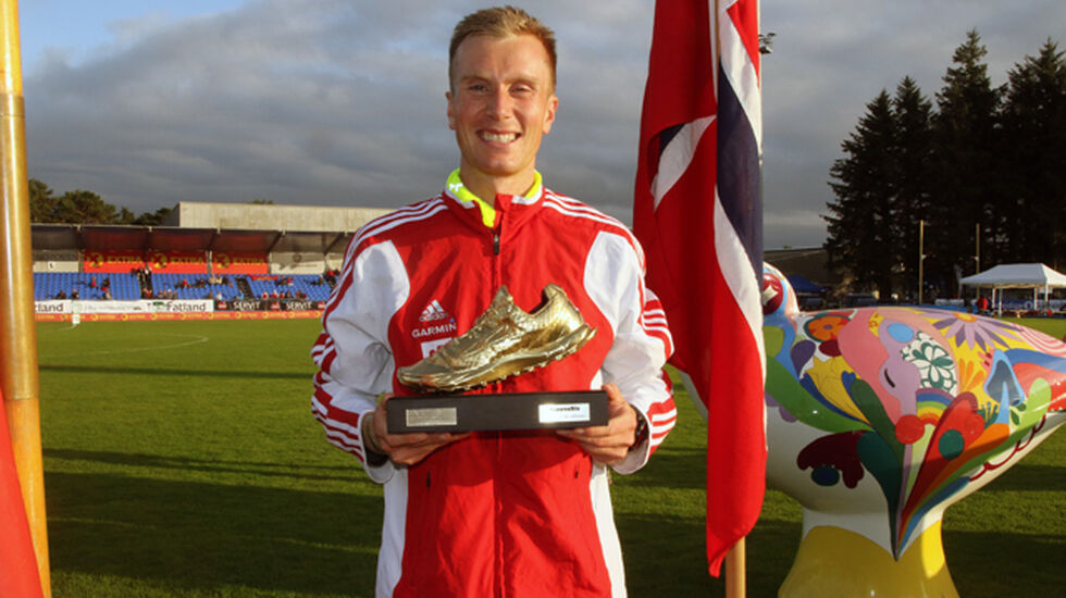 Sondre Nordstad Moen fikk utdelt Kondis sin gullsko som Årets langdistanseløper 2016 under NM i Sandnes.