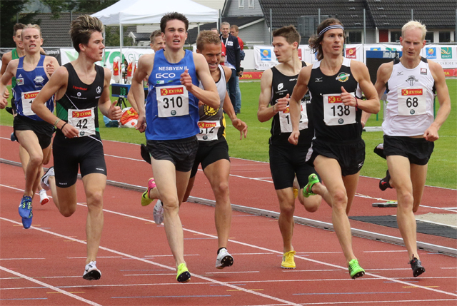 Tom Erling Kårbø og jakob Ingebrigtsen titter på hverandre og konstaterer at finaleplassen er klar