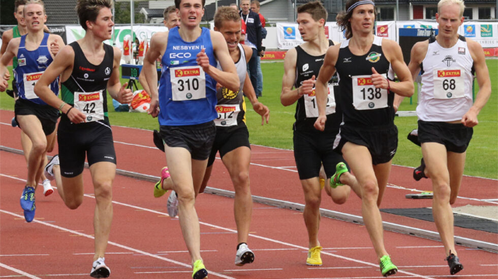 Tom Erling Kårbø og jakob Ingebrigtsen titter på hverandre og konstaterer at finaleplassen er klar