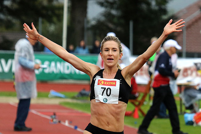 Karoline Bjerkeli Grøvdal kan juble over et godt gjennomført hinderløp som gir henne en forbedret norgesrekord på distansen
