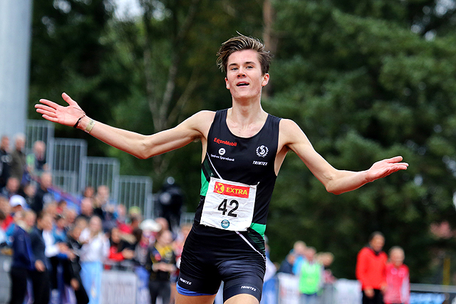 Jakob Ingebrigtsen går inn til en ny medalje i NM, denne gangen gull på 3000 meter hinder.