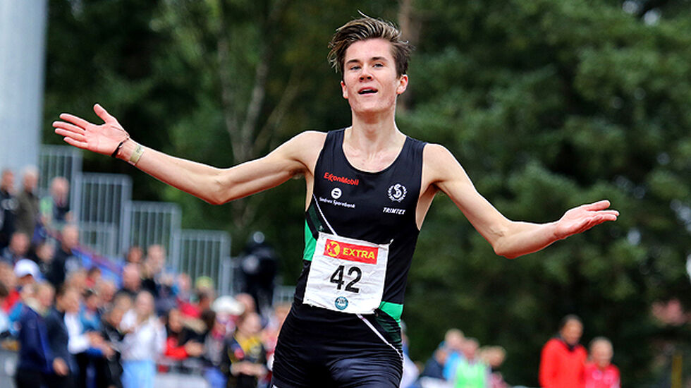 Jakob Ingebrigtsen går inn til en ny medalje i NM, denne gangen gull på 3000 meter hinder.