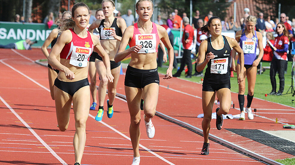 Et nesten samlet 800 m-felt 20 m fra mål. Yngvild Elvemo har omsider tatt teten foran Amalie Sæten og Mina Marie Anglero (171). (Foto: Arne Dag Myking)