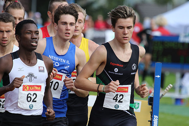 Både Jakob Ingebrigtsen (til høyre) og Sondre Juven (midten) er klar for 1500 m-finalen i junior-VM. (Arkivfoto: Stig Vangsnes)
