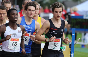 Både Jakob Ingebrigtsen (til høyre) og Sondre Juven (midten) er klar for 1500 m-finalen i junior-VM. (Arkivfoto: Stig Vangsnes)