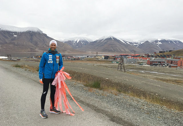 Jimmy Vika, daglig leder i Right To Play, har lagt ut på sitt livs løpetur. Her fra merking av løypa på Svalbard søndag kveld. I dag, mandag, starter han maraton-prosjektet i Longyearbyen. (Foto: Thora Ingeborg Dystebakken)