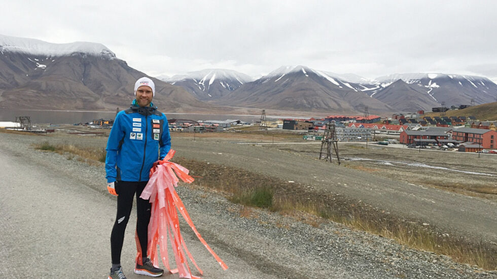 Jimmy Vika, daglig leder i Right To Play, har lagt ut på sitt livs løpetur. Her fra merking av løypa på Svalbard søndag kveld. I dag, mandag, starter han maraton-prosjektet i Longyearbyen. (Foto: Thora Ingeborg Dystebakken)