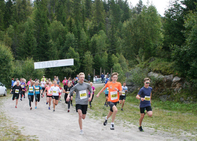 Starten på 10 km har akkurat gått, og vi ser herrevinner Vebjørn Hovdejord helt til høyre. (Foto: arrangøren) 
