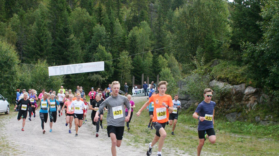 Starten på 10 km har akkurat gått, og vi ser herrevinner Vebjørn Hovdejord helt til høyre. (Foto: arrangøren) 