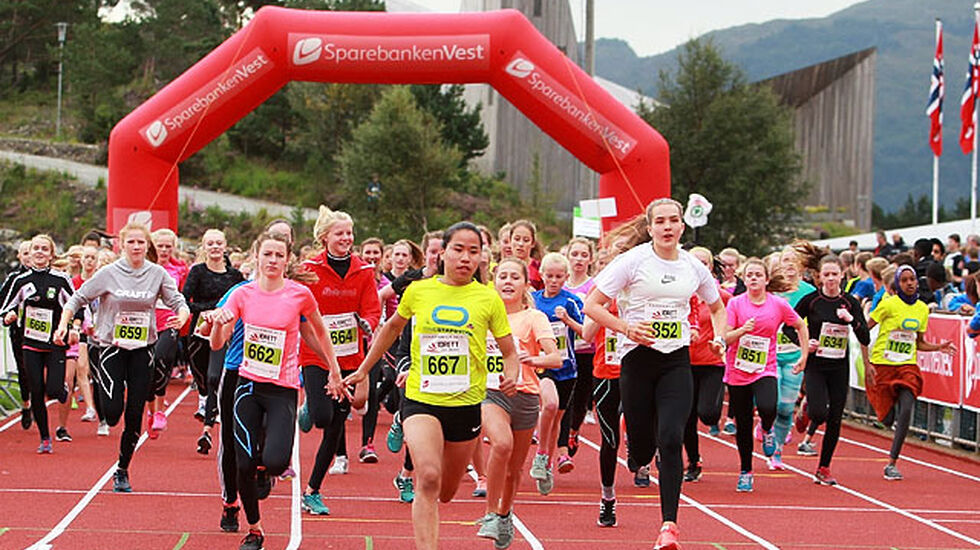 Stor løpsfestival: De siste årene har det vært rundt 8000 påmeldte tilsammen på de mange løpstilbudene. Her er det deltakere i Ungdomsløpet som starter. (Foto: Kjell Vigestad) 