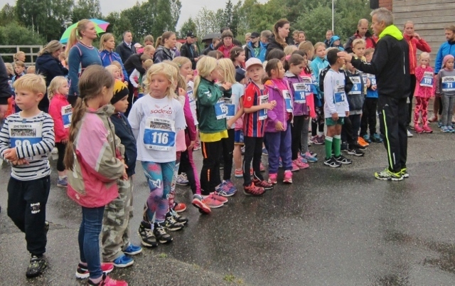 Været var ikke perfekt, men det forhindret ikke at det var over 100 barn på startstreken i Langtrampen. (Foto: Arrangøren)