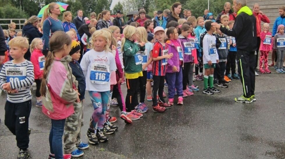 Været var ikke perfekt, men det forhindret ikke at det var over 100 barn på startstreken i Langtrampen. (Foto: Arrangøren)