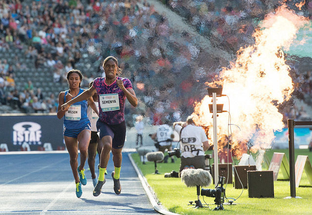 Den nye verdensrekorden ble markert med et lite fyrverkeri på Olympiastadion i Berlin. (Foto: ISTAF / Camera 4)