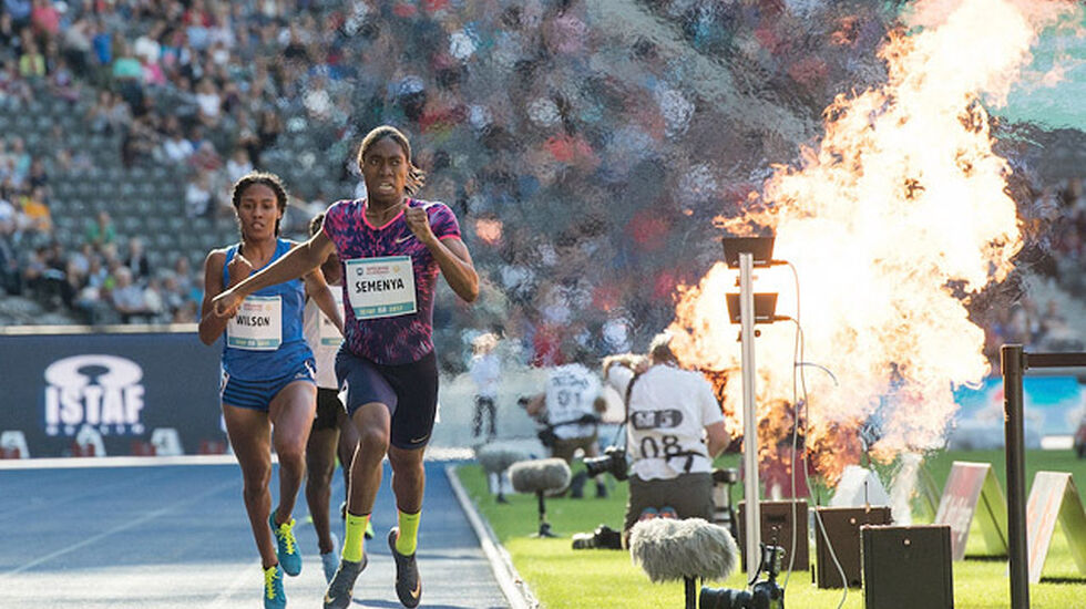 Den nye verdensrekorden ble markert med et lite fyrverkeri på Olympiastadion i Berlin. (Foto: ISTAF / Camera 4)