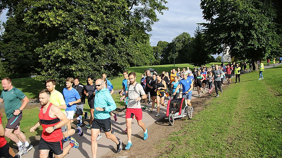Starten har gått for det aller første Parkrun i Norge: Tøyen Parkrun #1 Foto: Aasmund Bie Aalvik.