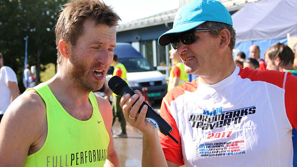 Nordmarkstraver'ns speaker foretar seiersintervjuet med Rune Olsen. (Foto: Runar Gilberg) 