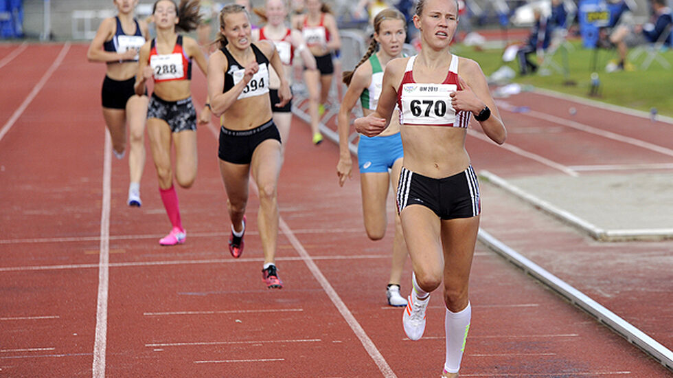 Pernille Antonsen spurter inn til sitt første UM-gull på 800 meter.